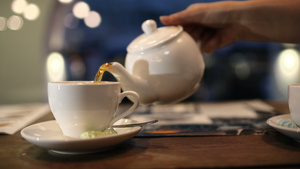 将热红茶倒入杯中24秒视频