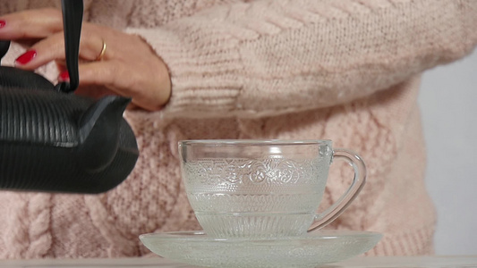 喝茶的成熟女人手紧握着慢动作视频