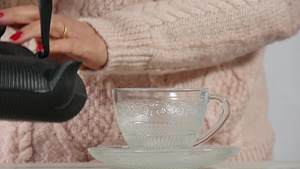 喝茶的成熟女人手紧握着慢动作36秒视频