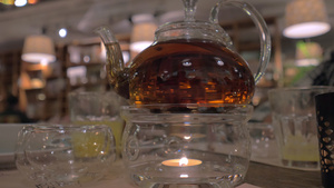 餐厅桌上的玻璃茶壶10秒视频