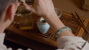 茶仪式茶会由球场的鱼盘加热绿色茶叶18秒视频