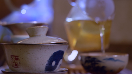 茶仪式由公平杯中碗的茶水加注视频