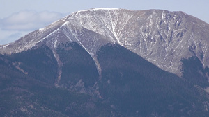 在雪山的背景下的高山23秒视频