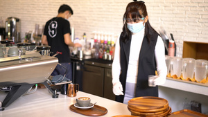 在咖啡店戴口罩的女工11秒视频