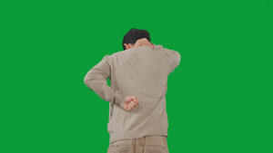 4K绿幕后视男性活动缓解脖颈与腰部疼痛17秒视频