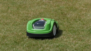草坪上的绿色机器人割草机19秒视频