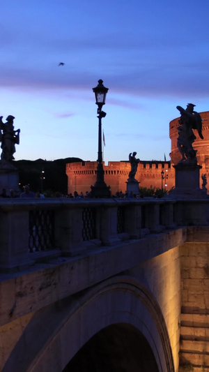 欧洲意大利首都罗马著名旅游景点圣天使城堡日落夜景延时视频市中心20秒视频