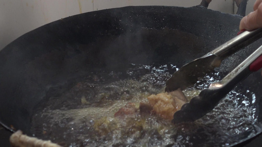 虎皮扣肉地方特产美食制作油炸红烧肉4k视频视频