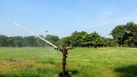 草地上的洒水器视频