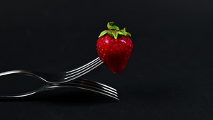 草莓和叉子8秒视频
