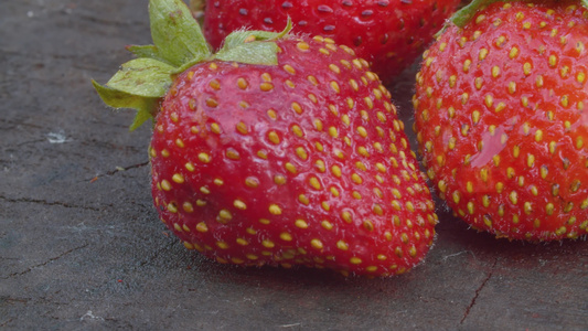木板上成熟的草莓视频