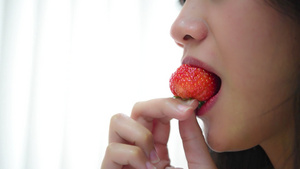 女人吃草莓红莓果子甜甜汁35秒视频