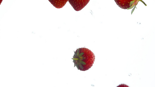 在水中漂浮着的红色草莓视频