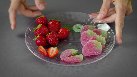 含有不健康糖果的健康草莓视频
