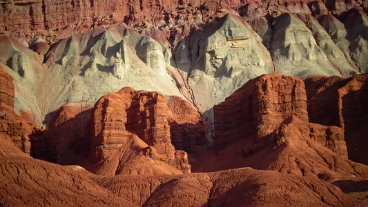 澳洲乌塔多彩色侵蚀山的奇幻景观视频