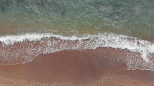 在棕色沙滩上轻轻粉碎的黑海潮浪制造泡沫没有人会抛弃18秒视频