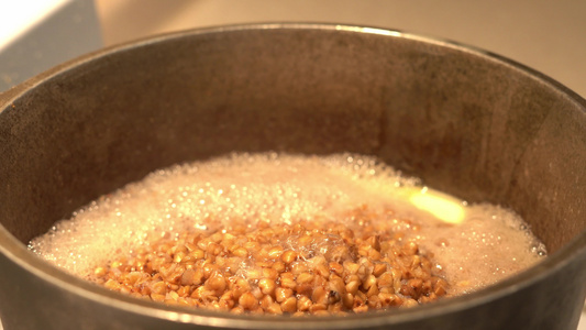 重麦在铁锅中沸腾视频