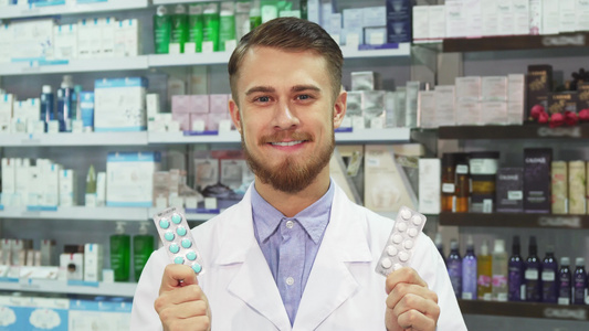 年轻药剂师展示药物和微笑视频