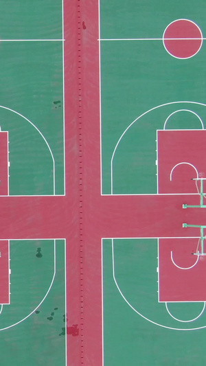 垂直航拍新修篮球场打篮球15秒视频