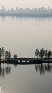 航拍黄昏时分的武汉东湖绿道和城市建筑自然景观视频