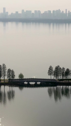 航拍黄昏时分的武汉东湖绿道和城市建筑自然景观34秒视频