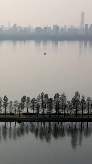 航拍黄昏时分的武汉东湖绿道和城市建筑自然景观34秒视频