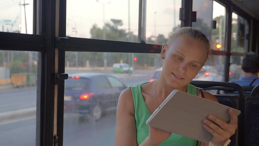 乘坐公共汽车旅行的有触摸垫的年轻妇女视频