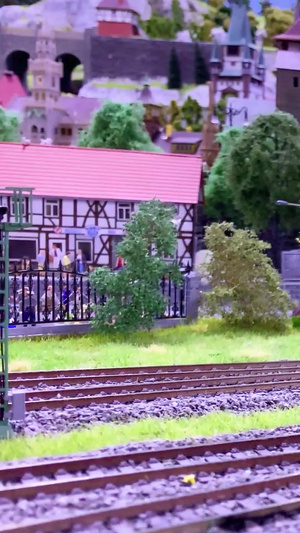 微缩世界之绿皮车翻山越岭火车模型61秒视频