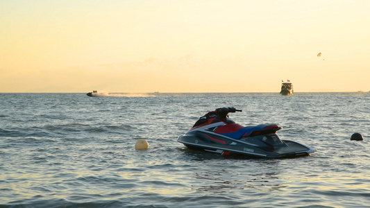 4K夕阳下的摩托艇视频