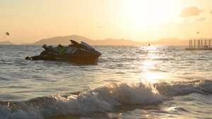 4K夕阳下的摩托艇15秒视频