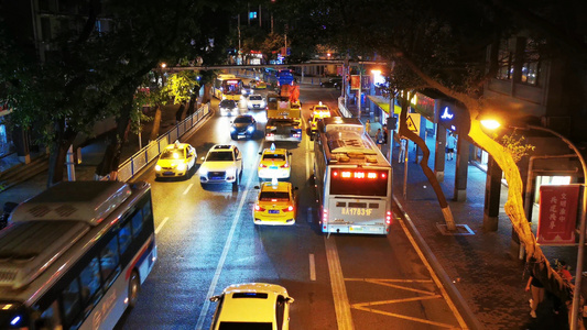 城市夜晚道路上的车流[两条道路]视频