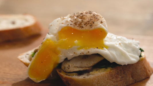 早餐切开流心鸡蛋[剖开]视频