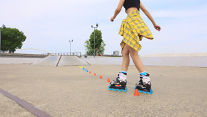 运动女孩在空地上摆上障碍物练习花式轮滑18秒视频
