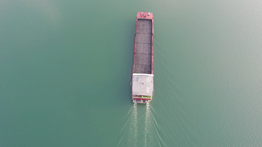 航拍长江上驶过的巨型货轮视频