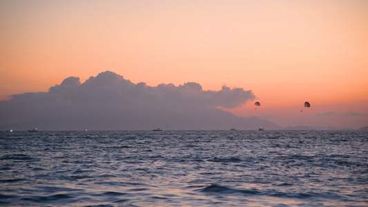 4K夕阳下的海上降落伞视频