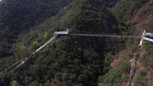 4K航拍广东清远牛鱼嘴景区玻璃栈道视频