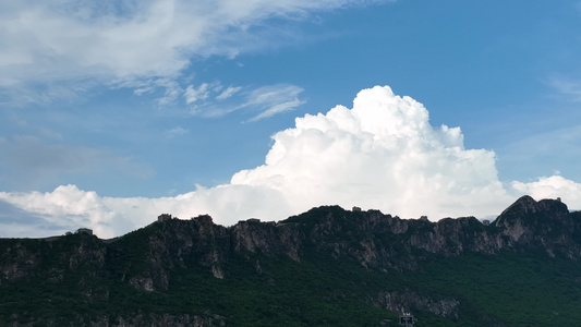 长城夏季雨云长城建筑特写视频