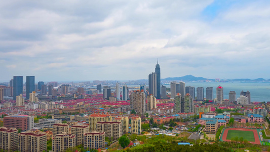 山东烟台海岸线建筑群蓝天白云城市风光延时视频