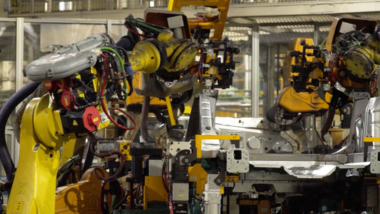 4K实拍汽车工厂生产机械臂自动焊接视频