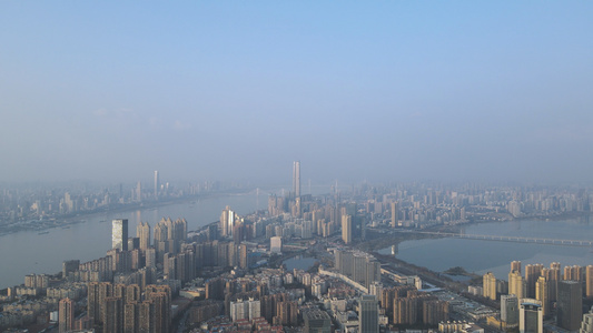 航拍城市高空俯瞰天际线地标建筑江景湖景4k素材视频