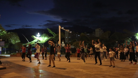 城市夜晚广场跳广场舞人群视频