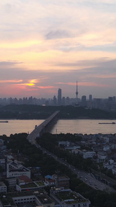 航拍风光城市夕阳晚霞天空落日长江江景地标武汉长江大桥交通桥梁道路车流素材城市风光视频