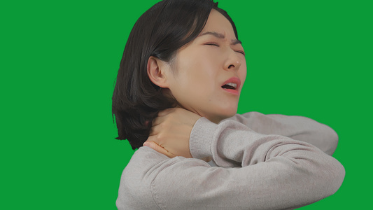 4K绿幕女性脖颈疼痛难受视频