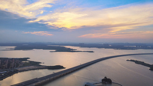 航拍风光城市夕阳落日晚霞余晖天空下的湖景风景全景素材41秒视频