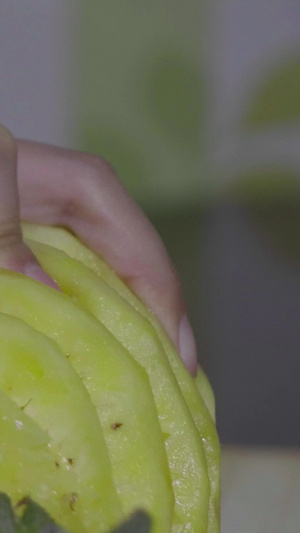 实拍菠萝切开视频素材维生素类水果27秒视频