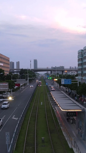 航拍风光城市落日晚霞天空下的地面交通轨道电车有轨列车素材武汉城市34秒视频