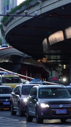 实拍上海夜晚交通拥堵的40秒视频