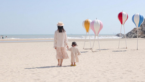 母亲节母女幼儿海边温馨散步玩耍22秒视频