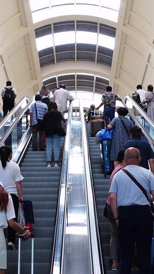 第一视角城市高铁站手扶电梯人潮汹涌街景人流素材交通素材55秒视频