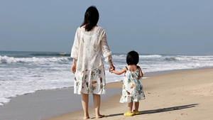 夏季母女海边海浪温馨散步母亲玩耍19秒视频